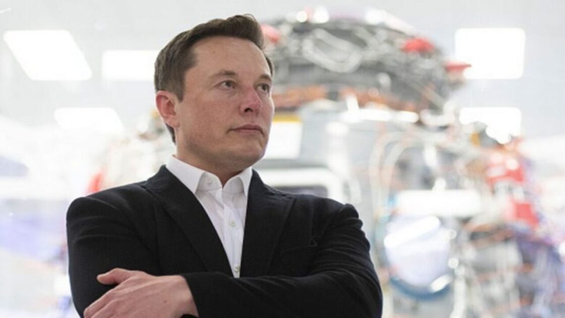 0_Elon-Musk-At-SpaceX-Headquarte